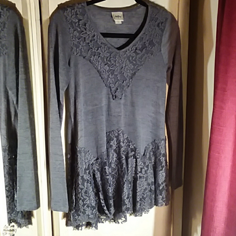 BUNDLE 5 FOR $20 Daytrip top from Buckle: XS